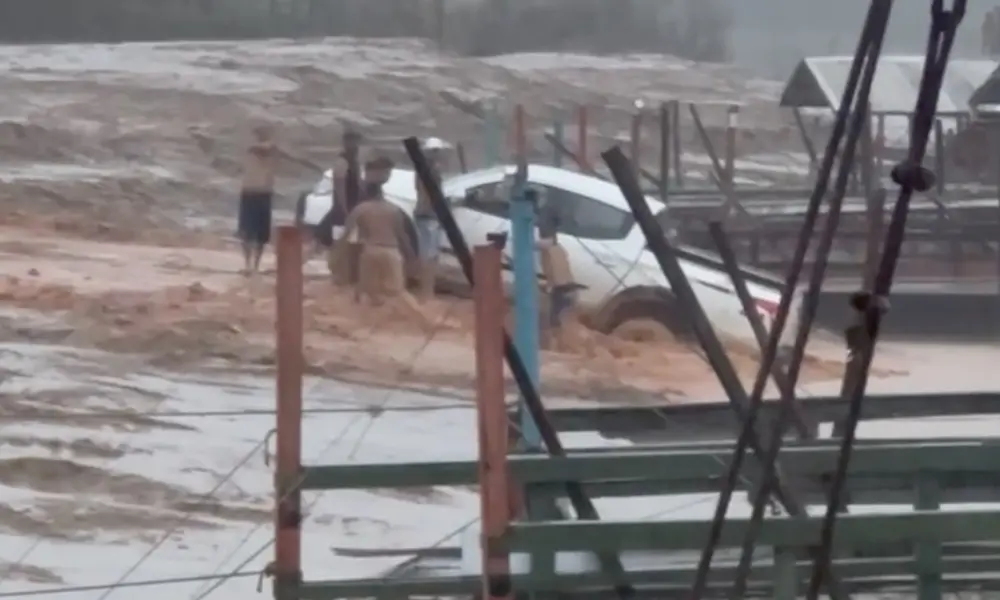 Mais um carro atola na subida da balsa no Rio Juruá entre Cruzeiro do Sul e Rodrigues Alves