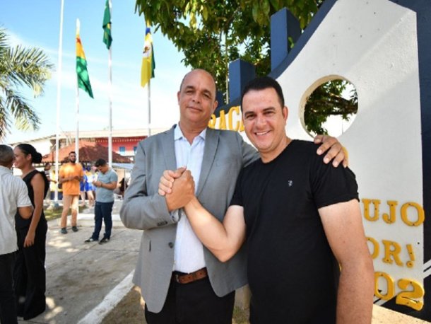 Mâncio Lima faz festa de aniversário de 48 anos com antecipação do pagamento dos servidores