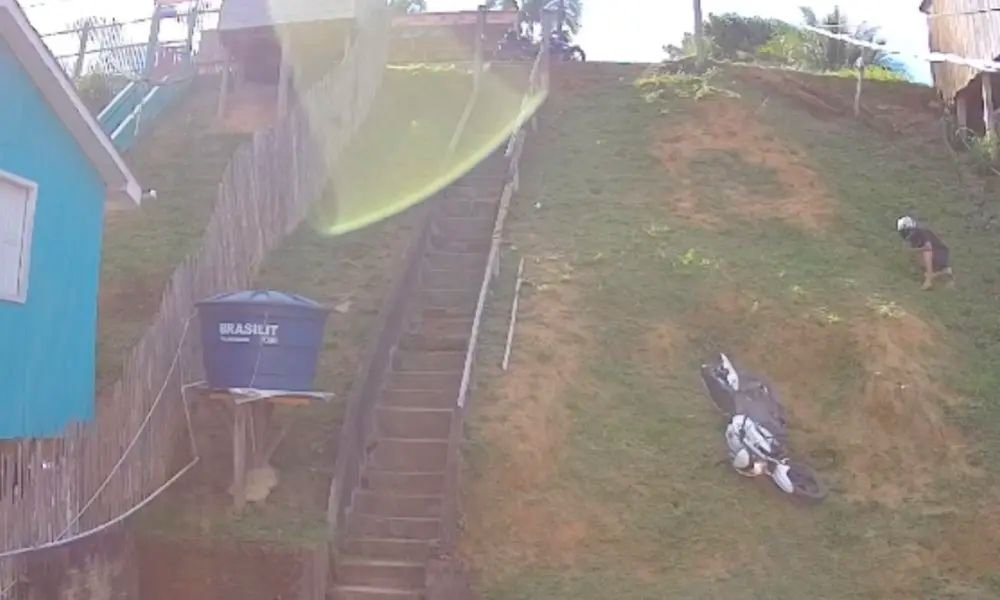 Motociclista perde controle e despenca de barranco;