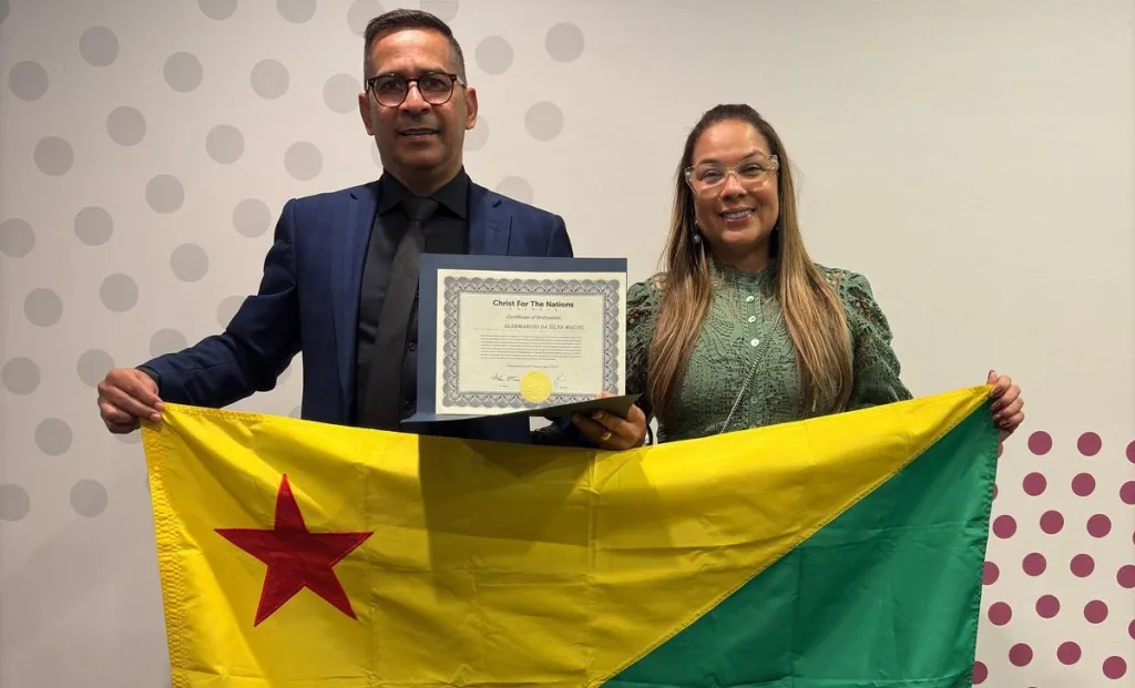 DO ACRE PARA O MUNDO: PASTORES DA IGREJA COMUNIDADE BATISTA VIDA SÃO ORDENADOS PASTORES PELO CFNI NO EUA