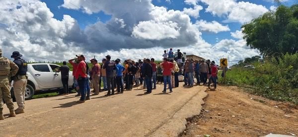 Moradores bloqueiam BR-364 em protesto contra ações abusivas do Ibama