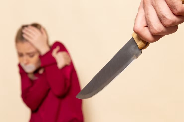 Acusado de tentar matar esposa com 10 facadas tem prisão preventiva decretada