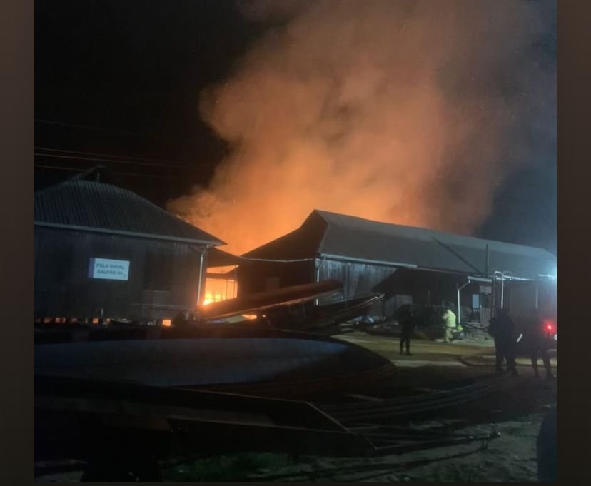 Na noite desta quarta-feira (28), um incêndio de grandes proporções atingiu as instalações do Polo Naval, localizado no bairro Miritizal, em Cruzeiro do Sul.