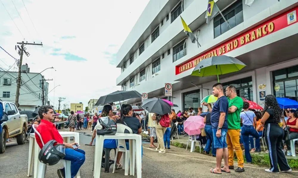 Servidores da Educação de Rio Branco intensificam protesto com bloqueio na Câmara Municipal