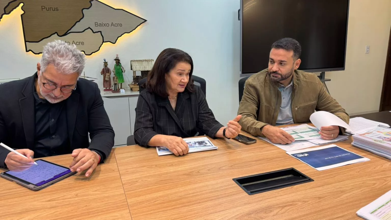 Tribunal de Contas e Educação assinam acordo para providências emergenciais na Escola Limoeiro, no Bujari