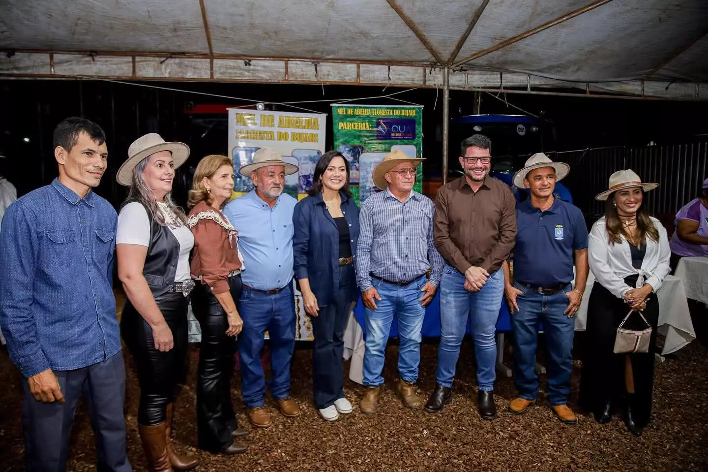 Gladson e Mailza vão juntos à abertura da XIII Expobujari 2025, atividade das festas de 33 anos do município de Bujari