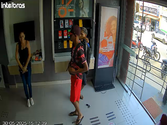 Assaltante armado intimida funcionária e rouba celulares em loja em Tarauacá