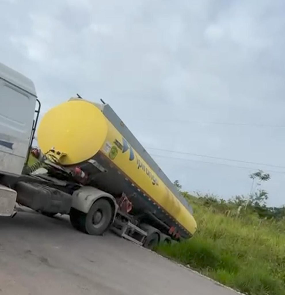 Caminhão tanque fica atravessado na BR-364 e interdita pista