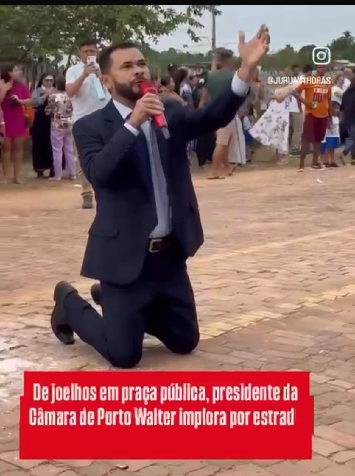 De joelhos em praça pública, presidente da   Câmara municipal  de Porto Walter implora por estrada, que ligaria Porto Walter e Cruzeiro do Sul