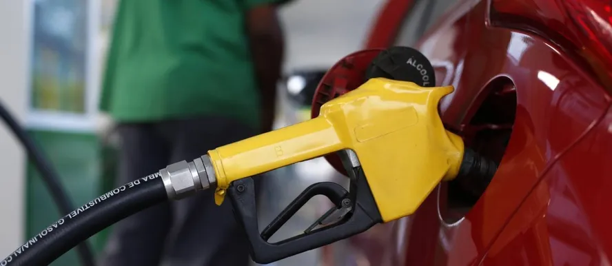 Tensão geopolítica eleva preço do petróleo após ataques dos EUA e Israel ao Irã