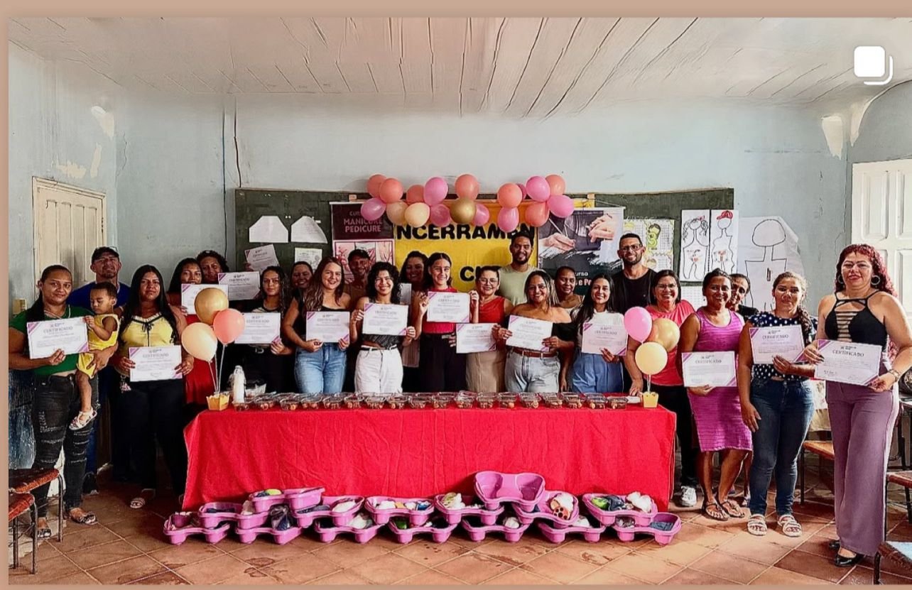 Com Emenda do Deputado Pedro Longo , presidente Nicolau Júnior e Valéria Lima encerram curso com a Associação Amigos do Bem no Miritizal.