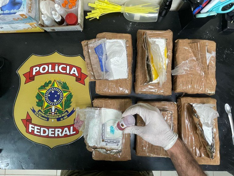 Mulher é presa com 7,8 kg de cocaína em mala após desembarcar de voo vindo de Tefé, no aeroporto de Manaus