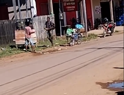Consertadores entram em briga e um ameaça o outro com faca em Manoel Urbano