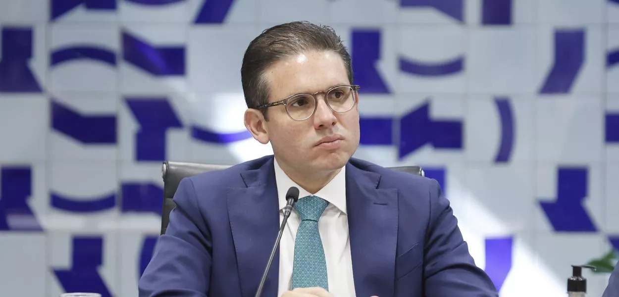 Centrão pressiona Motta a romper acordo com PT para controlar distribuição de emendas em 2026
