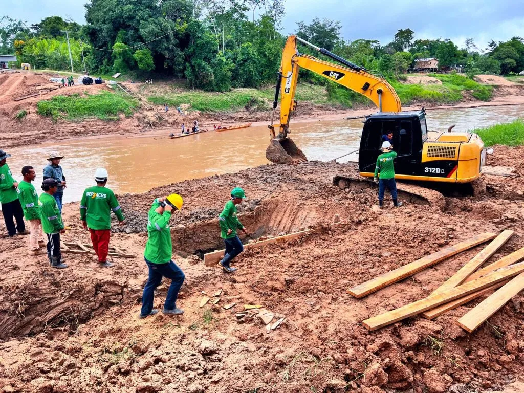 Governo do Acre avança na construção da passarela sobre o Rio Amônia, em Marechal Thaumaturgo