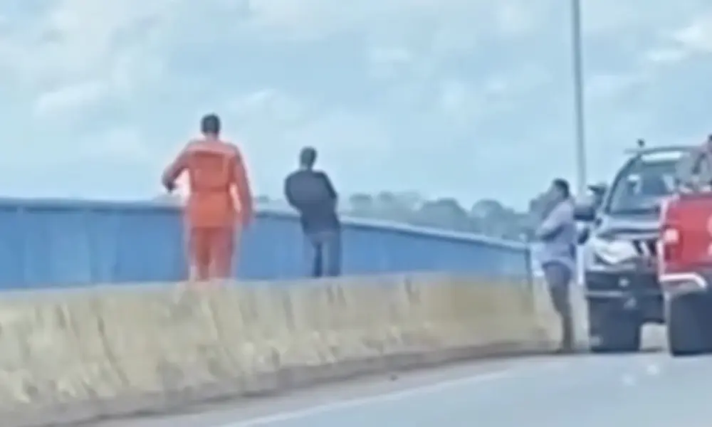 Bombeiros evitam tragédia na ponte sobre o Rio Madeira, em Porto Velho