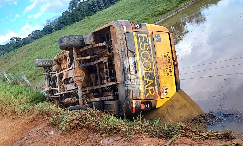 Ônibus escolar cai em açude na zona rural de Brasiléia