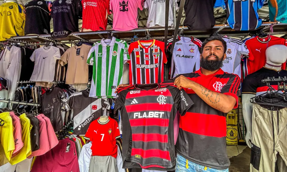Estreia do Flamengo no Mundial de Clubes aquece vendas de camisas no Calçadão, em Rio Branco