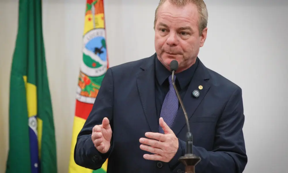 Longo vê como “verdadeiro absurdo” aumento de cadeira no Congresso