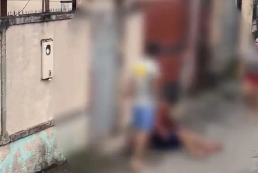 Momento em que adolescente mata irmão a facadas em Manaus: “ele vai morrer!”