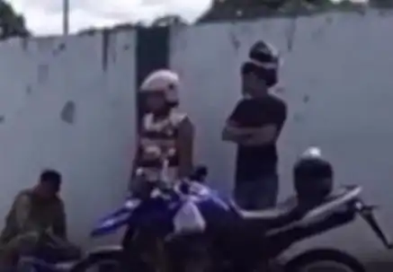 Colisão entre moto e caminhonete deixa mulher ferida em Cruzeiro do Sul