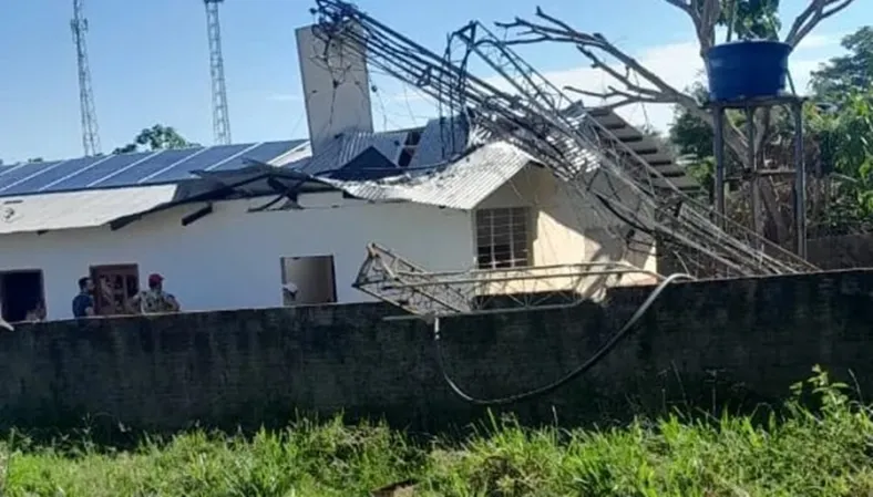 Torre de transmissão da única rádio de Porto Walter desaba sobre o prédio da emissora