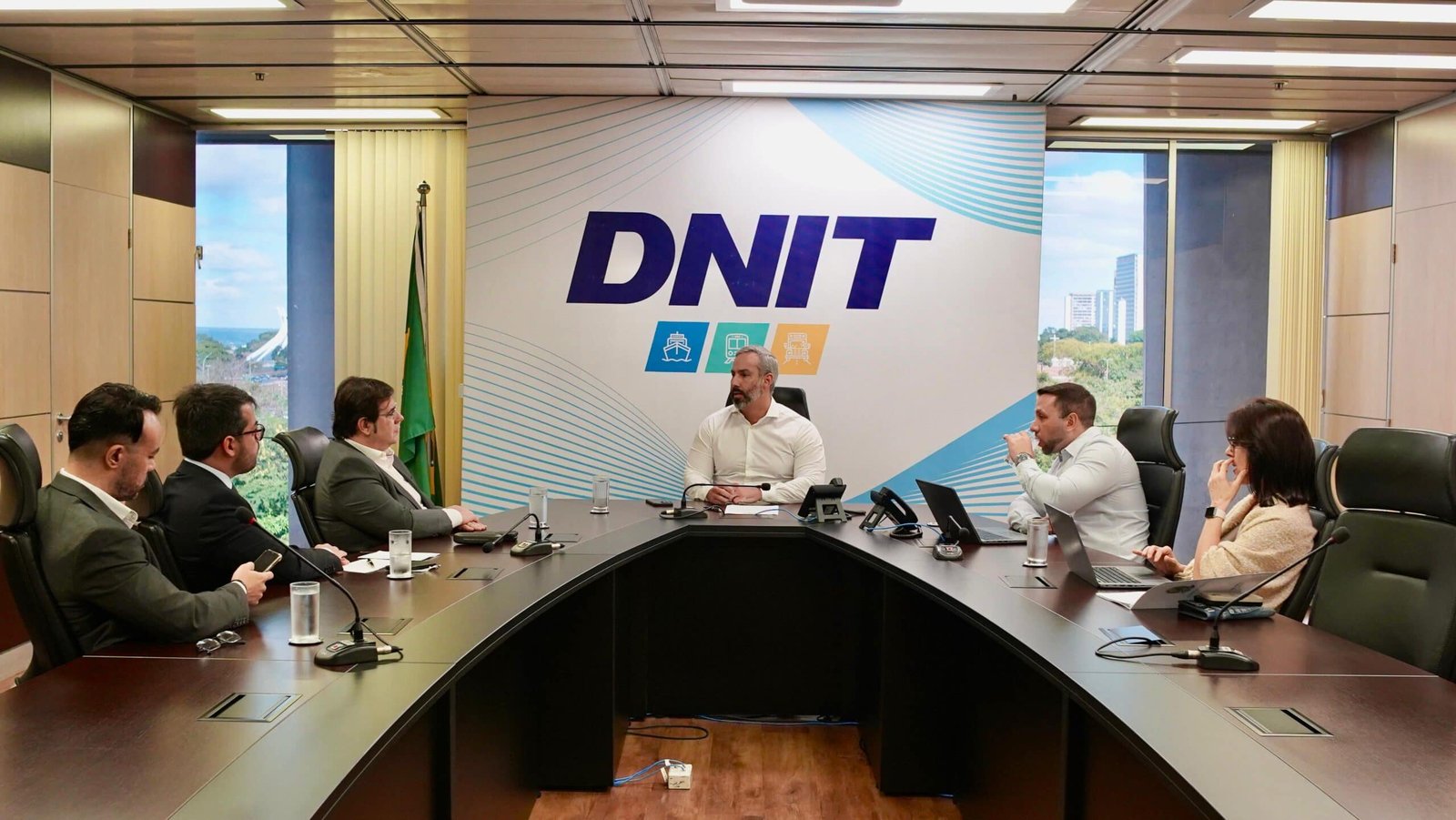 Representação do Governo do Acre solicita ao DNIT, em Brasília, reforço na recuperação da BR-364