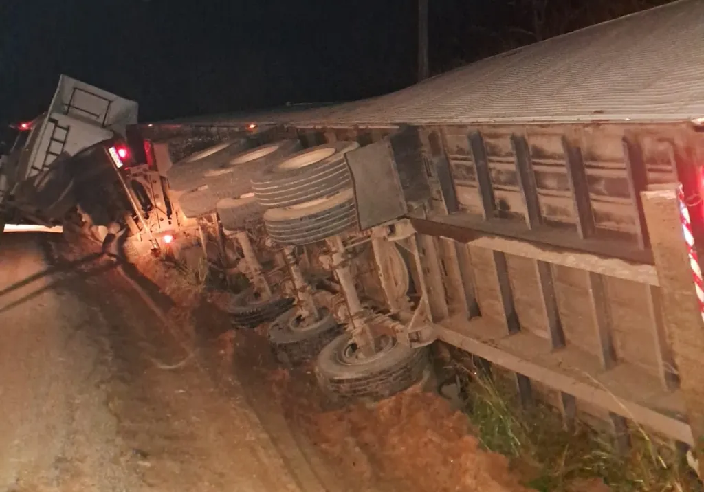 Caminhão tomba em trecho da BR-364 em Tarauacá;
