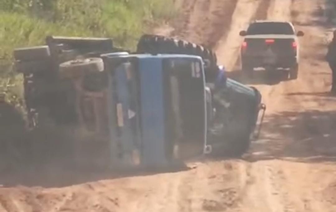 Caminhão carregado com trator tomba em ramal de Sena Madureira nesta quinta-feira (19)