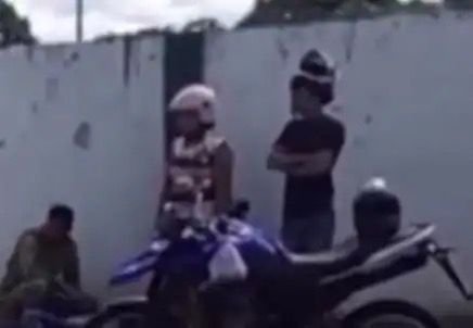 Colisão entre moto e caminhonete deixa mulher ferida em Cruzeiro do Sul