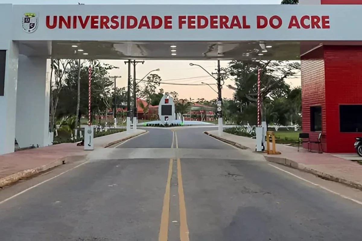 UFAC rebate professora e destaca investimentos de R$ 6 milhões em laboratórios no Campus Floresta