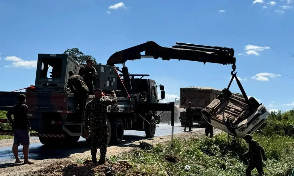 Motorista colide com carreta e fica ferido na zona rural de Manoel Urbano