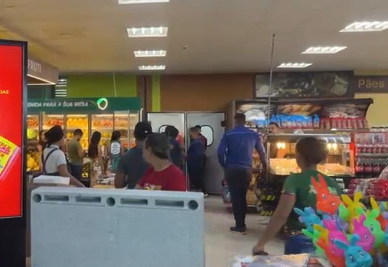 Febre da internet, ‘Morango do Amor’ chega a Cruzeiro do Sul e atrai dezenas de consumidores a supermercado da cidade