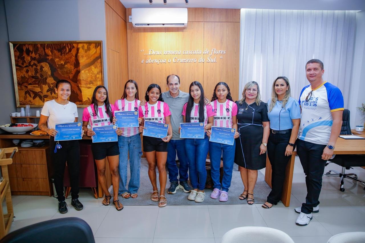 Equipe feminina de futsal da zona rural de Cruzeiro do Sul é homenageada antes de disputar etapa nacional dos Jogos Escolares