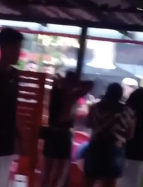Travesti é espancada e esfaqueada dentro de bar em Parintins; agressão foi filmada por populares