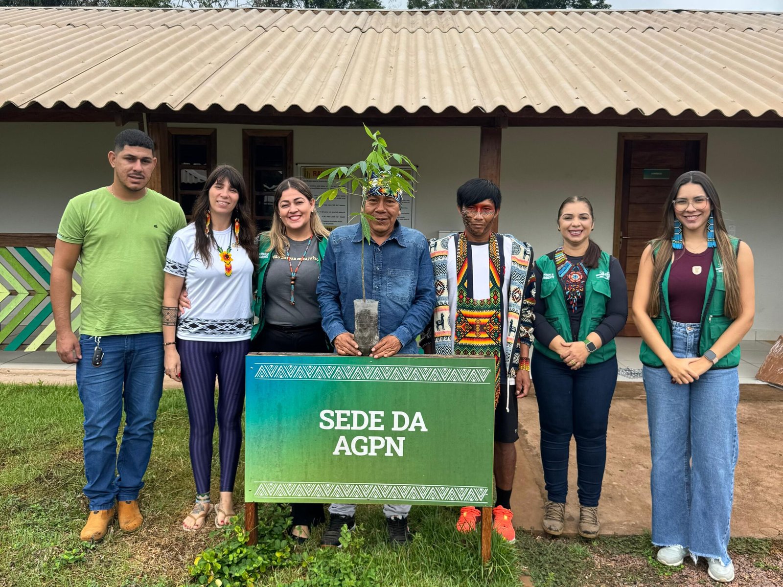 Prefeitura de Cruzeiro do Sul participa de comemoração dos 41 anos da demarcação da Terra Indígena Noke Koî com plantio simbólico