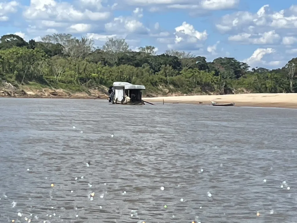Rabetão bate em tronco no Rio Juruá; um homem fica ferido