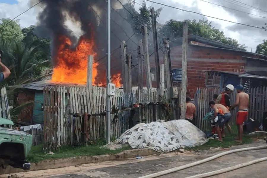 Homem é preso após invadir e incendiar casa da própria irmã em Cruzeiro do Sul