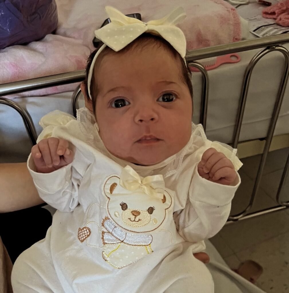 Pai da pequena Aurora afirma que previsão de alta é para a próxima segunda-feira