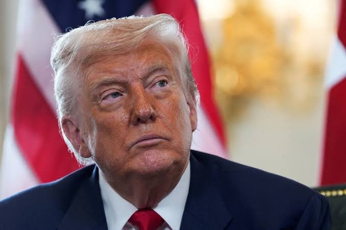 Trump assina decreto que oficializa tarifas de 50% ao Brasil