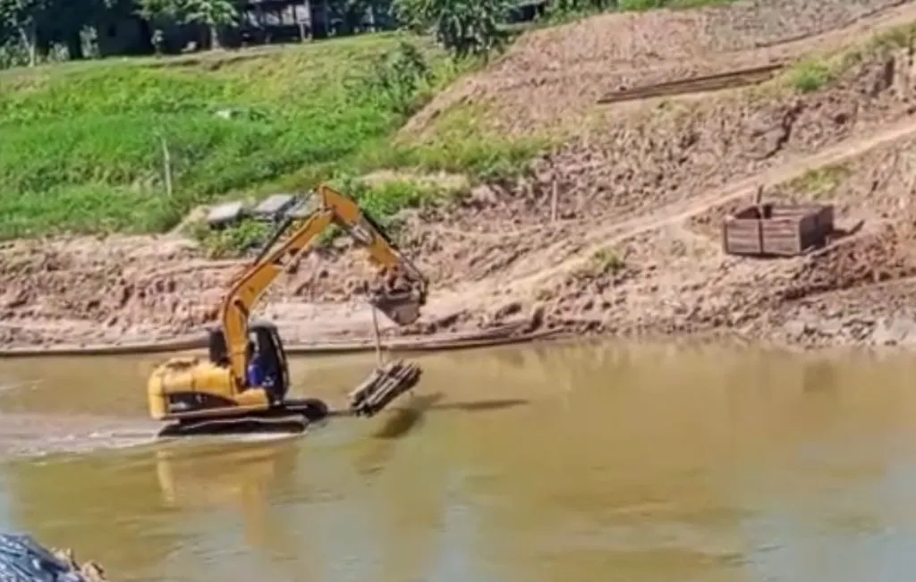 Imagens mostram trator atravessando leito seco do rio Amônia, em Marechal Thaumaturgo