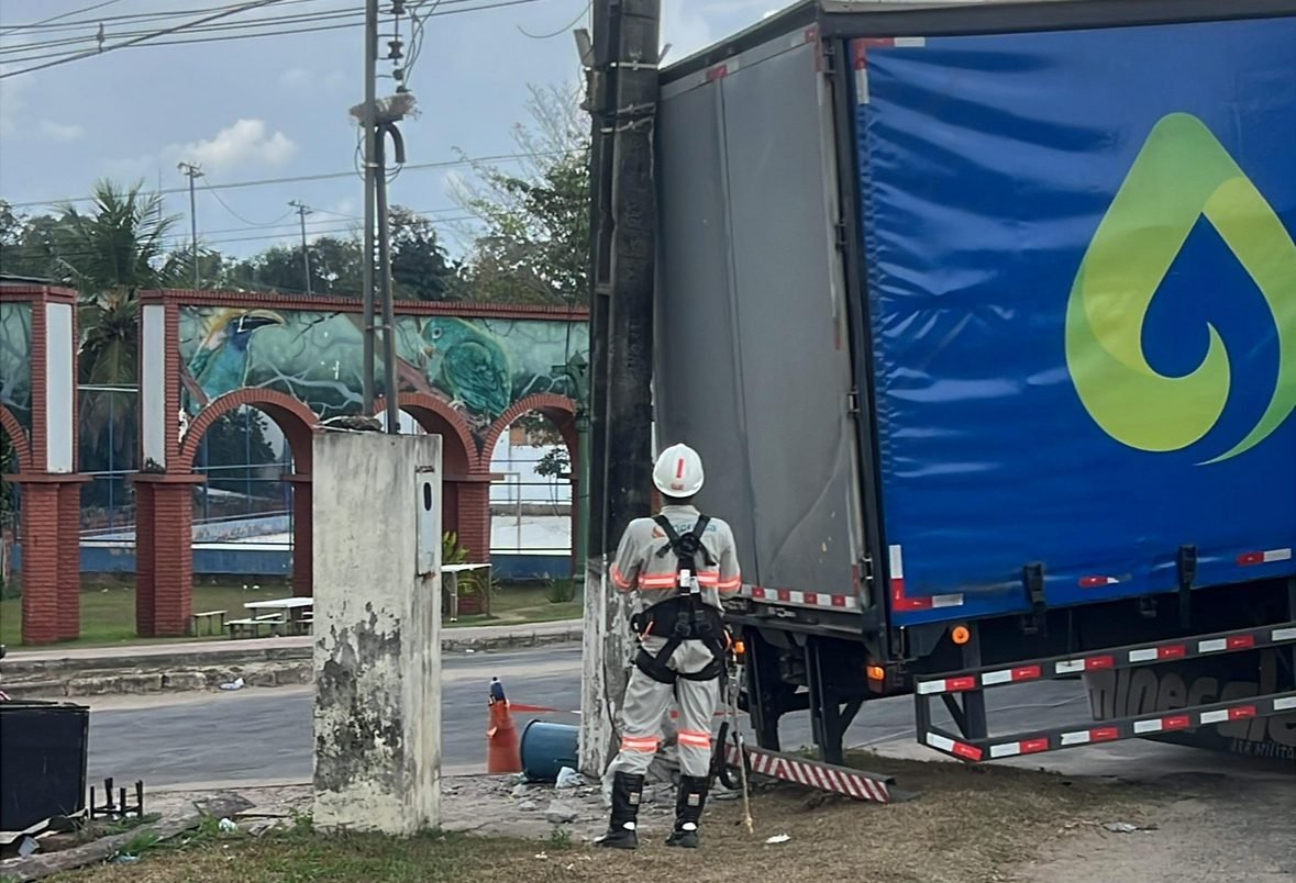 Caminhão colide com poste e causa apagão no bairro Copacabana, em Cruzeiro do Sul