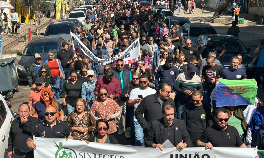 Servidores fecham ato com caminhada até a Casa Civil e anunciam indicativo de greve