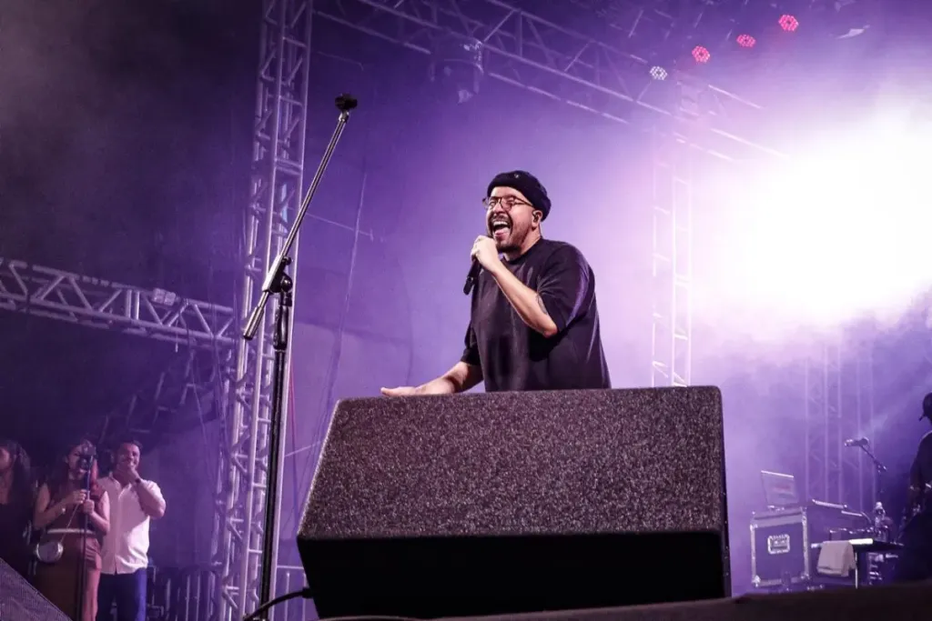 Show de Isaías Saad atrai grupos de igrejas e famílias na noite gospel da Expoacre Juruá