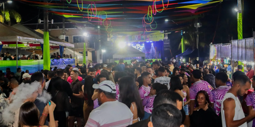 Foliões encaram o frio e lotam abertura do Carnavale 2025, em Brasiléia
