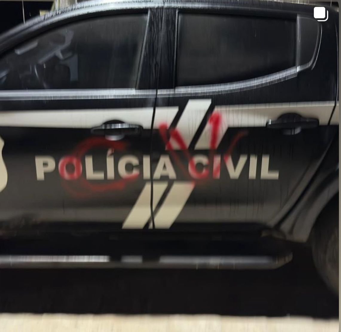 Facção criminosa amplia atuação no Juruá e picha viatura da Polícia Civil em Marechal Thaumaturgo