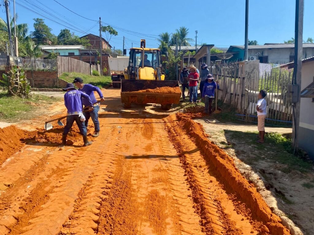 Prefeitura de Cruzeiro do Sul pavimenta rua no Bairro do Saboeiro