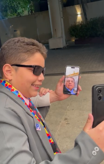 Menino com autismo realiza sonho ao falar com Bolsonaro durante visita de Michelle ao Acre