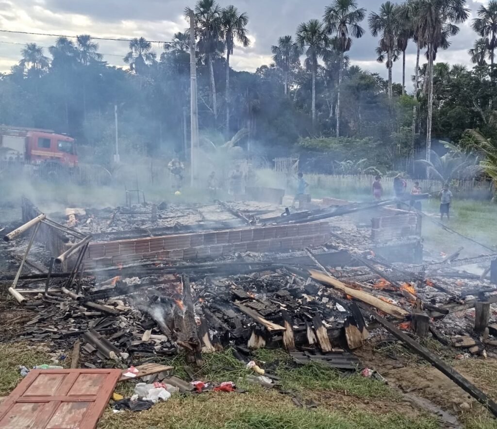 Casa é consumida pelo fogo após queimada em terreno baldio
