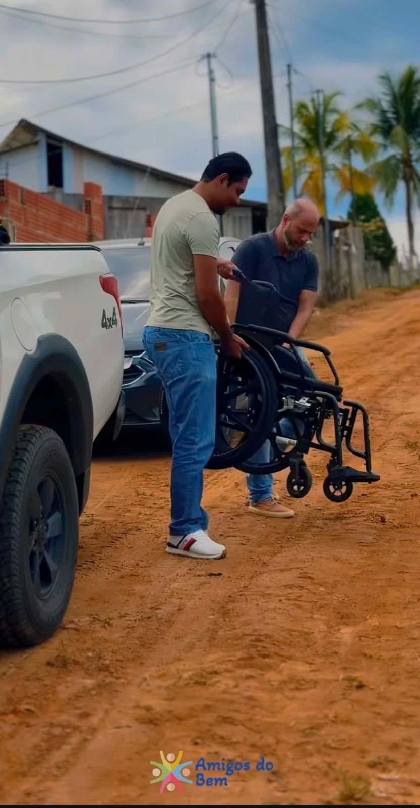 Solidariedade e Inclusão: Associação Amigos do Bem entrega cadeiras de rodas a jovens de Cruzeiro do Sul com apoio de emenda parlamentar